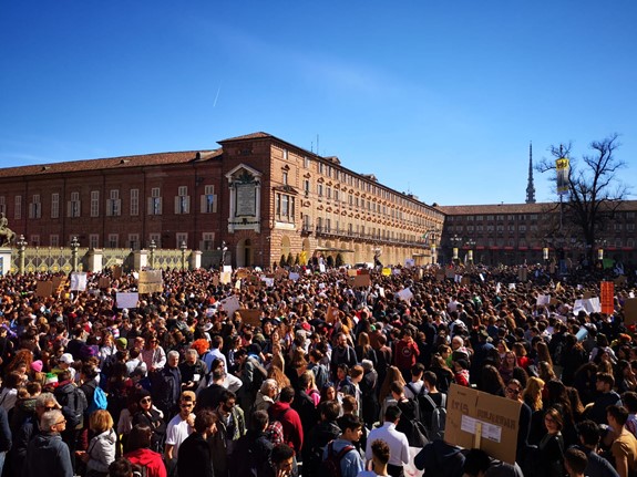 Migliaia di persone in piazza a Torino per il 15 marzo: presente anche Casa dell’ambiente