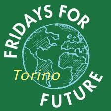 logo di Fridays For Future Torino. La scritta Fridays For future circonda l'immagine del pianeta Terra su sfondo verde